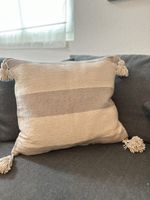 Stilvolle Kissenbezug mit Pompons beige/Taupe handgefertigt