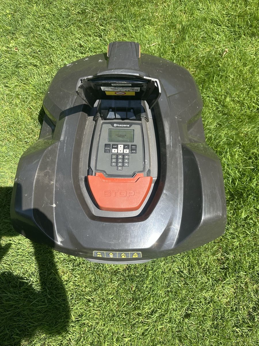 Husqvarna Tagliaerba: Husqvarna Rasenroboter 320 mit Ladestation und  – Usato da Zollikon venduto da mangrovia