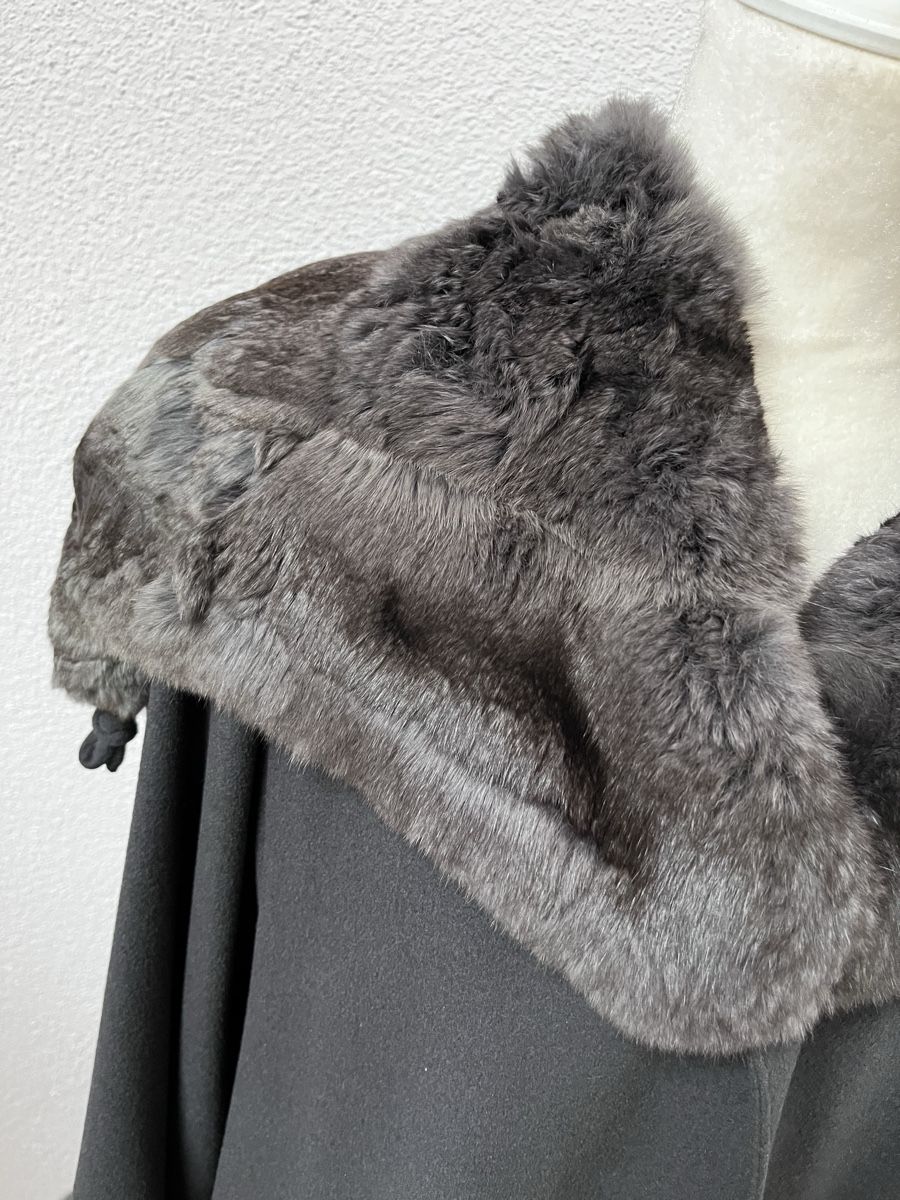 Cappotti: Kaschmirmantel Grau mit eingefärbtem Chinchillapelz Gr. 44 – Usato da Sirnach venduto da Gozogo 6