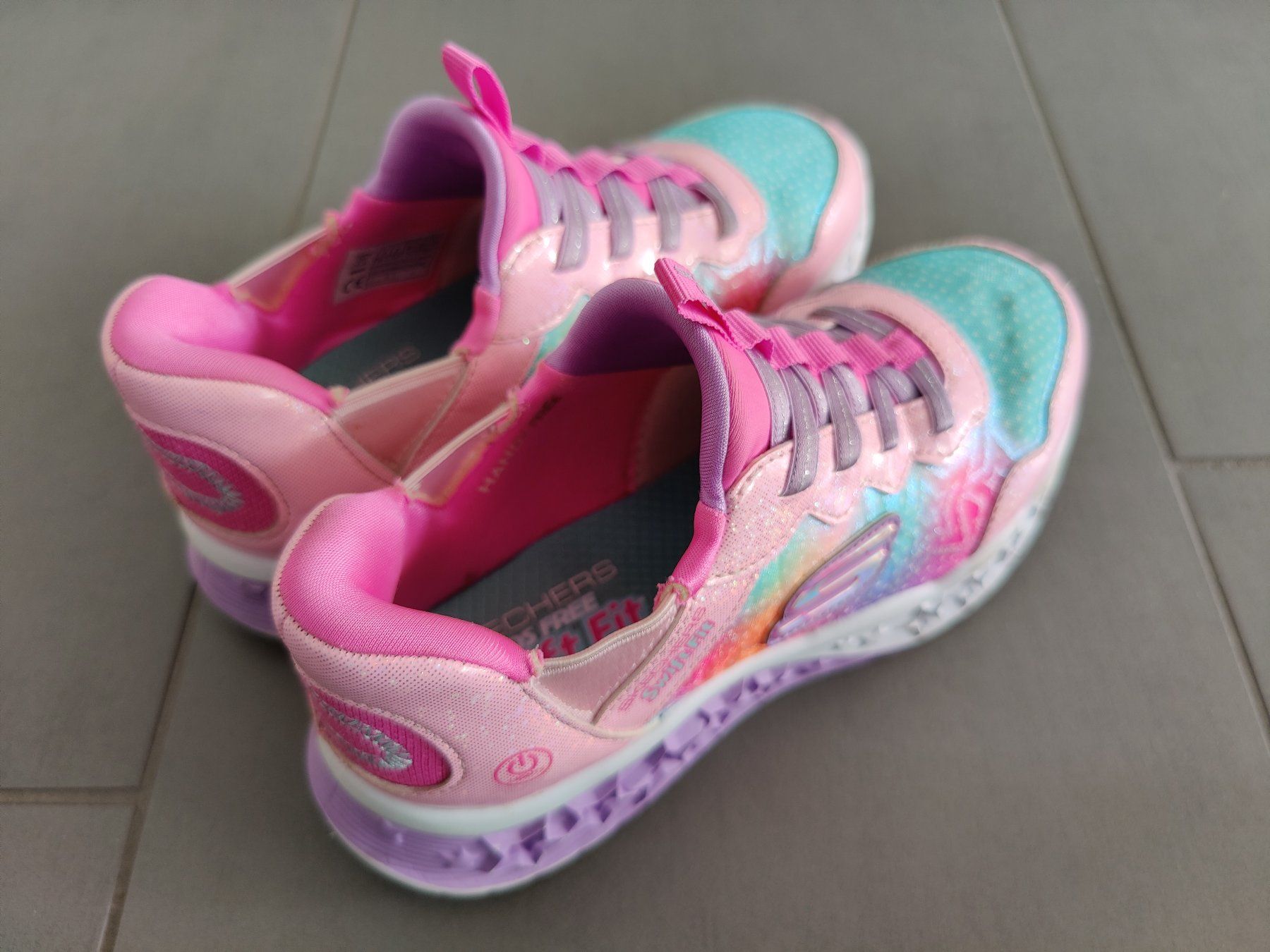 Skechers Scarpe per ragazze: Skechers S-Light Sneaker mit Leuchtfunktion Gr. 35 – Usato da Oberglatt ZH venduto da COiNCiDENT 2