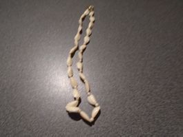 Kette eierschalenweiss Perlen/länglich
