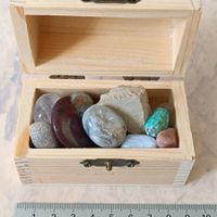 Schatzkiste mit Mineralien und schönen Steinen