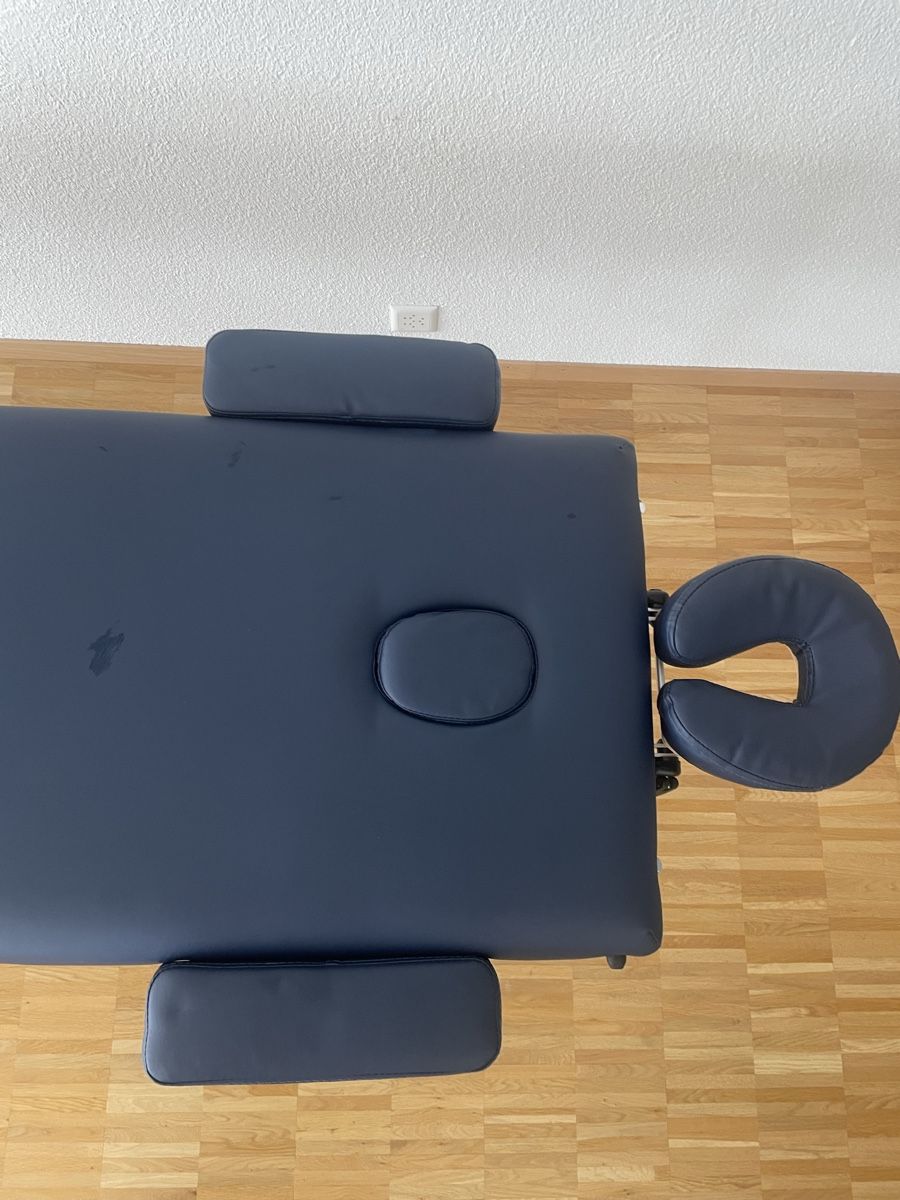 Fauteuils de soin: Massageliege / individuell verstellbar – D'occasion à Einsiedeln par sim_m79m 7