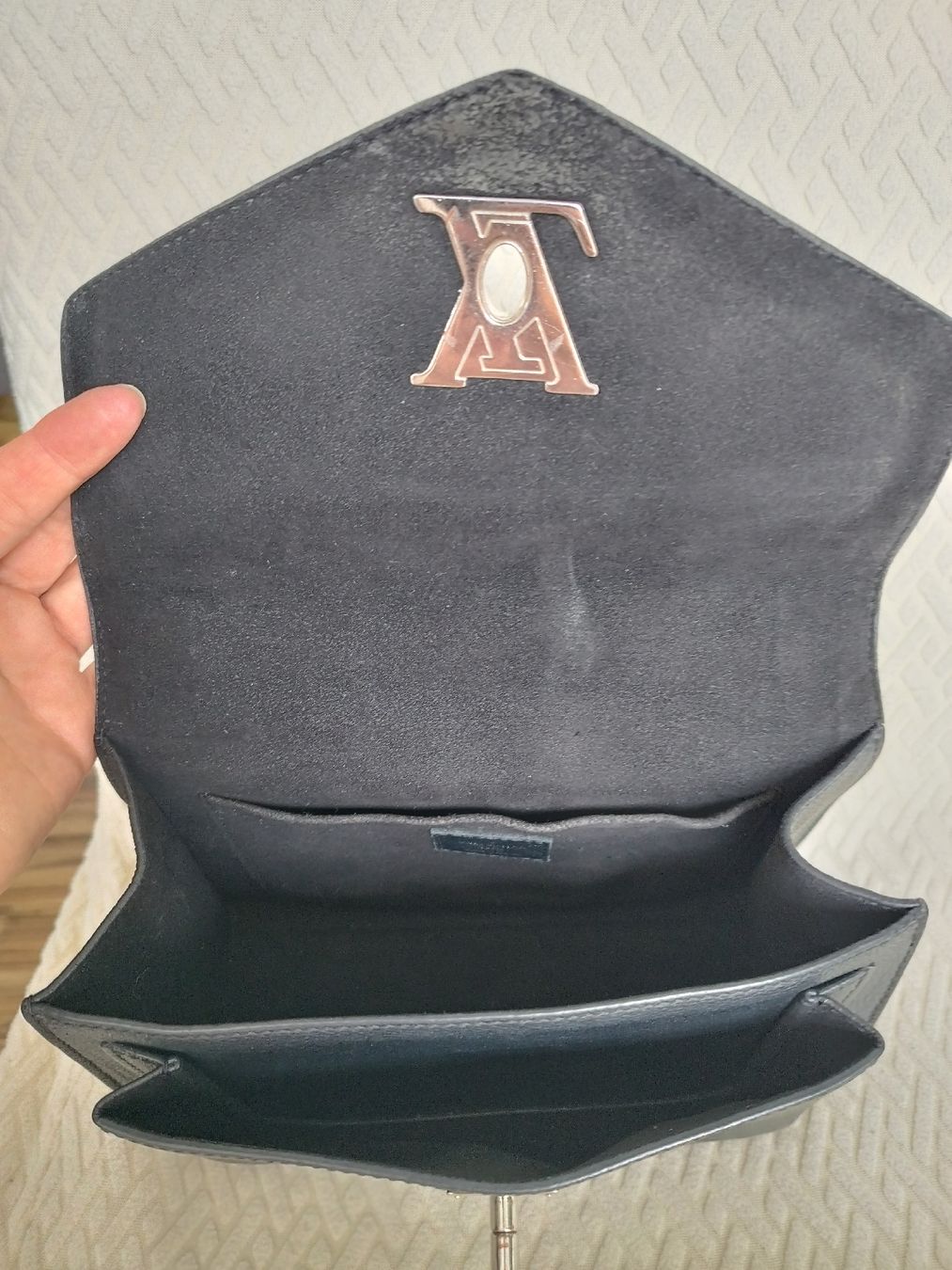 Louis Vuitton Taschen für Damen: Louis Vuitton Lock Me  Black Leather Shoulder Bag, stylish! – Gebraucht aus Silvaplana von gin_h6nz 1