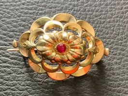 Broche vintage dorée avec rubis - Élégance intemporelle