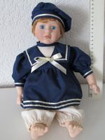 Puppe mit Porzellankopf und Stoffkörper