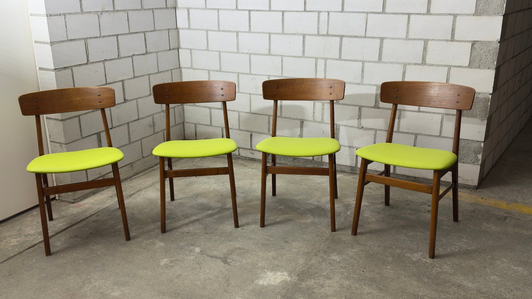 Sedie: Set aus vier Mid-Century-Modern-Esszimmerstühlen – Usato da Zürich venduto da Hedwig-steig
