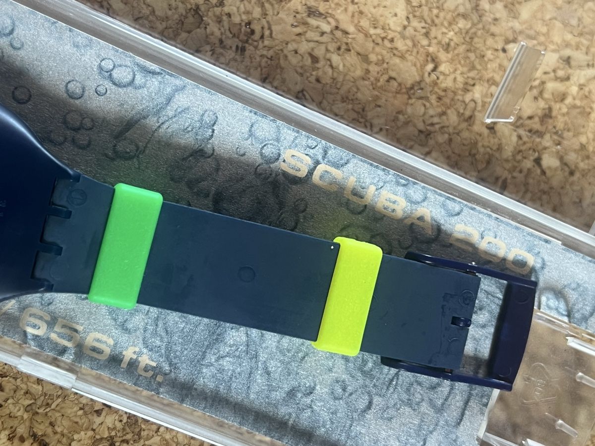 Swatch Montres: Swatch Scuba dunkelblau neon-grün – D'occasion à Basel par bellespirit 4