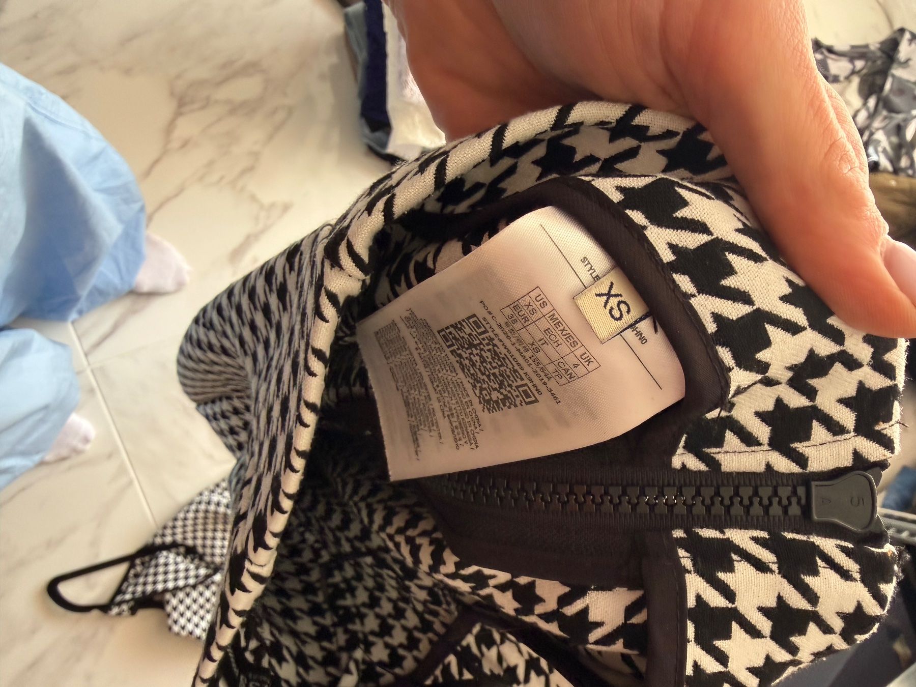 Guess Lotti di vestiti: Guess Houndstooth Set, Rock mit Schlitz, Grösse 34/36 – Usato da Arch venduto da ellaisa84 4