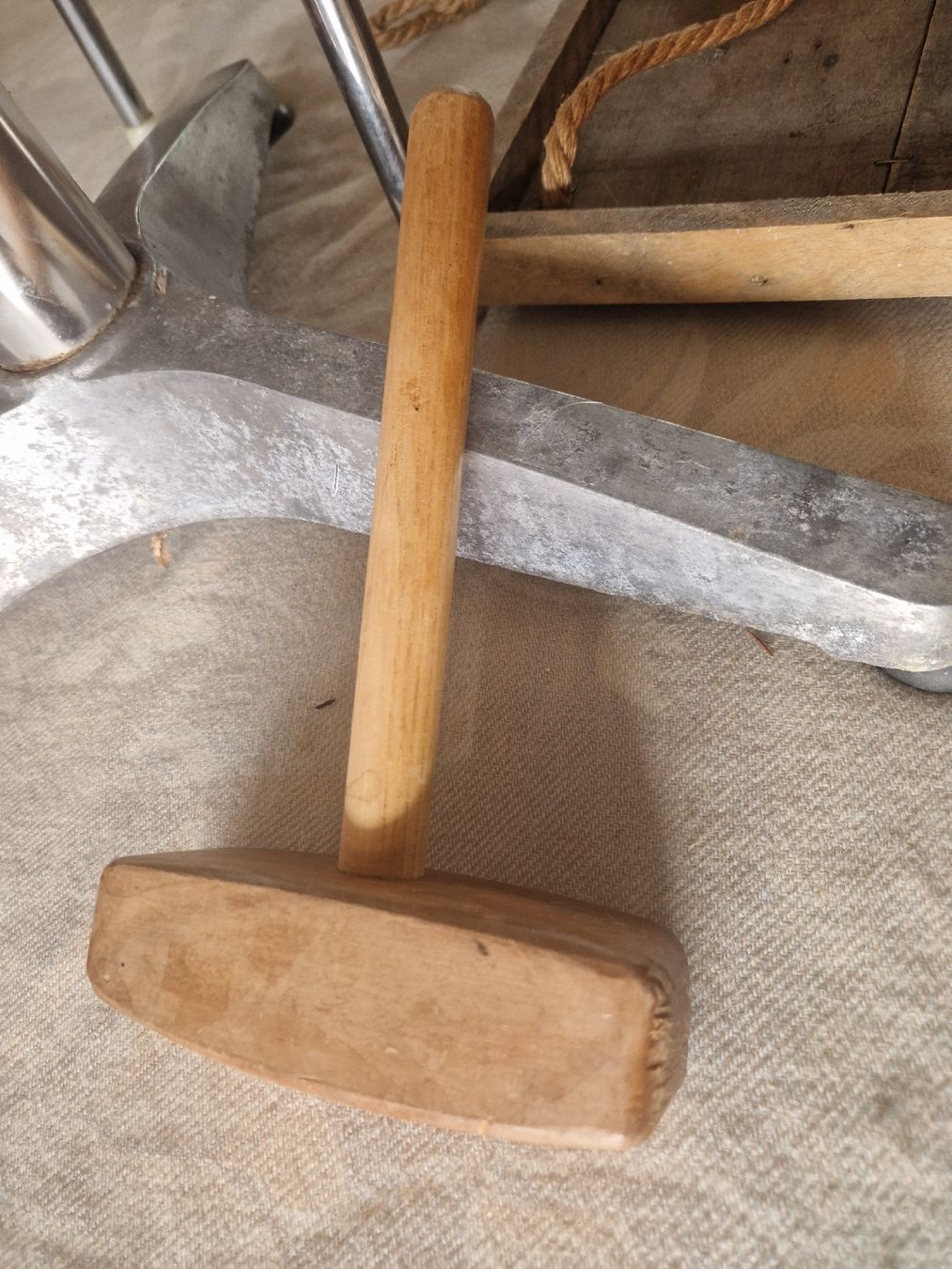 Tutti gli attrezzi: Holzhammer, gebraucht, robust. Top Zustand.   – Usato da Mörigen venduto da Clio111 1