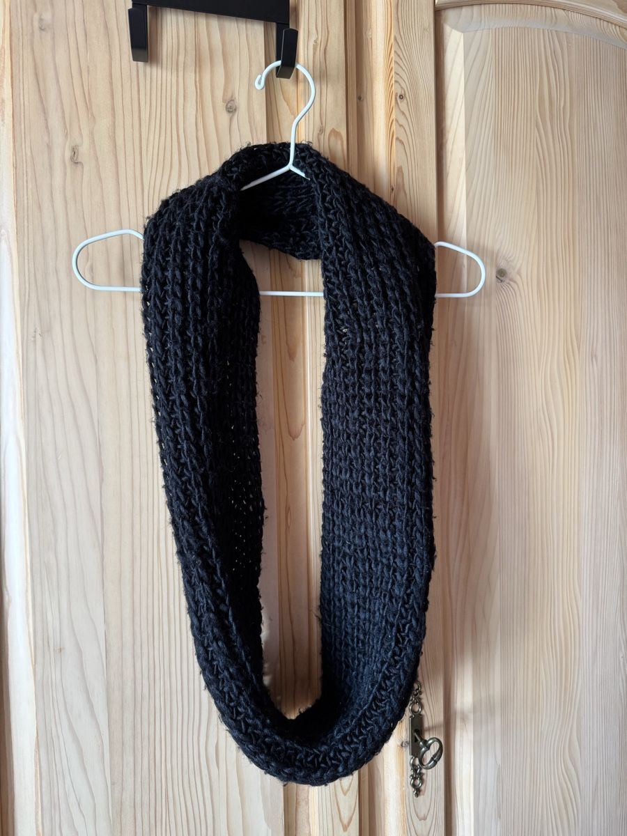 Foulards, Tücher & Schals: Schwarzer Strickschal / Loop – Gebraucht aus Hergiswil NW von kaufe_bei_kaufmann