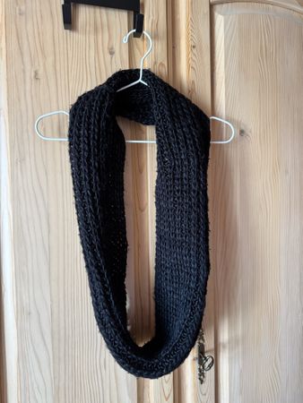 Schwarzer Strickschal / Loop