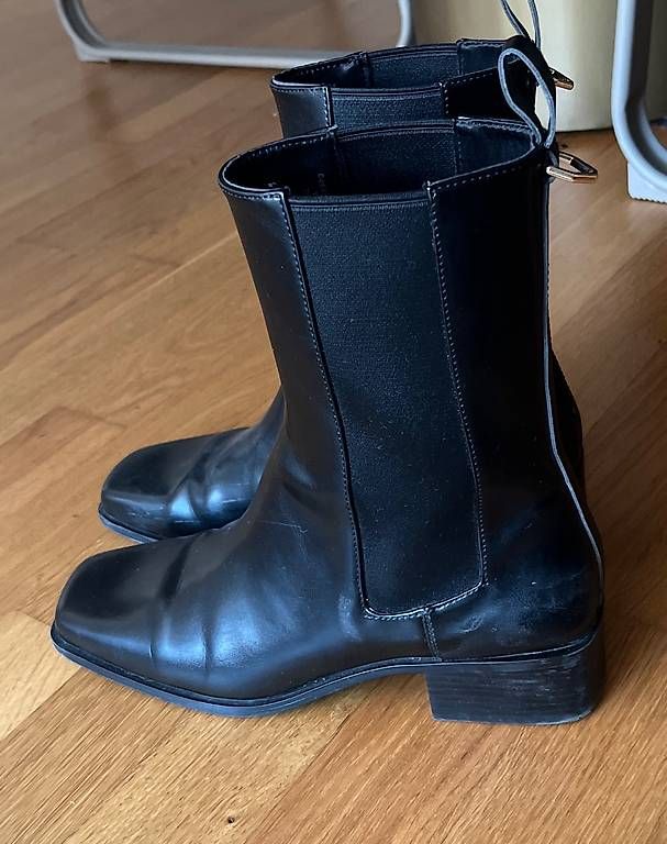 H&M Scarpe da donna: Schwarze Stiefel ohne Absatz 40 – Usato da Winterthur venduto da smtpc 4