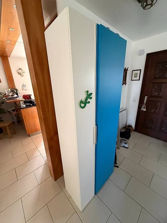 Schränke: Armoire enfant blanc et bleu Ikea . – Gebraucht aus Oulens-Echallens von con_n8v8 1