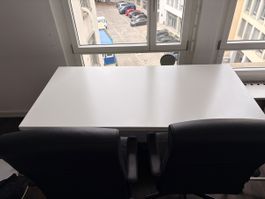 Büroset aus 2 Bürostühlen und Bürotisch (verstellbar)