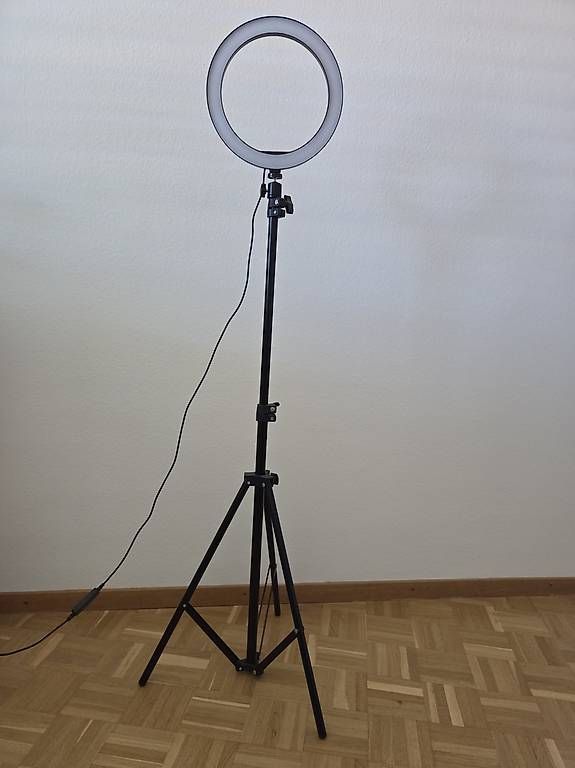 Lampes: Lampe annulaire LED avec trépied – D'occasion à Morges par jcy_66hm