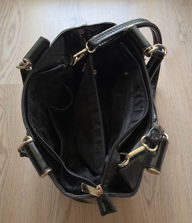 Taschen für Damen: SCHWARZE LACK-HANDTASCHE – Gebraucht aus Amriswil von deli20 2