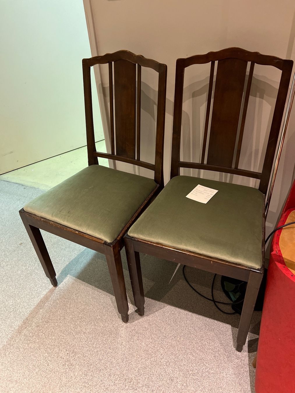 Stühle: Zwei Stühle mit grünem Samt als Sitzfläche – Gebraucht aus Solothurn von Spicar 2