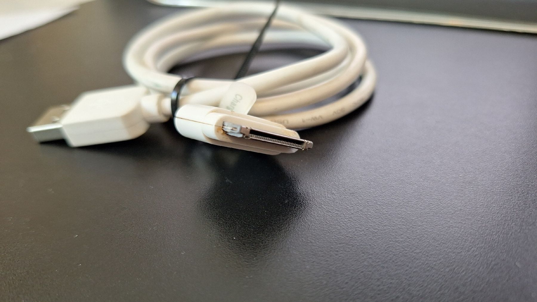 Kabel: 30 pin mit USB Kabel – Gebraucht aus Steinhausen von V4ABC 1