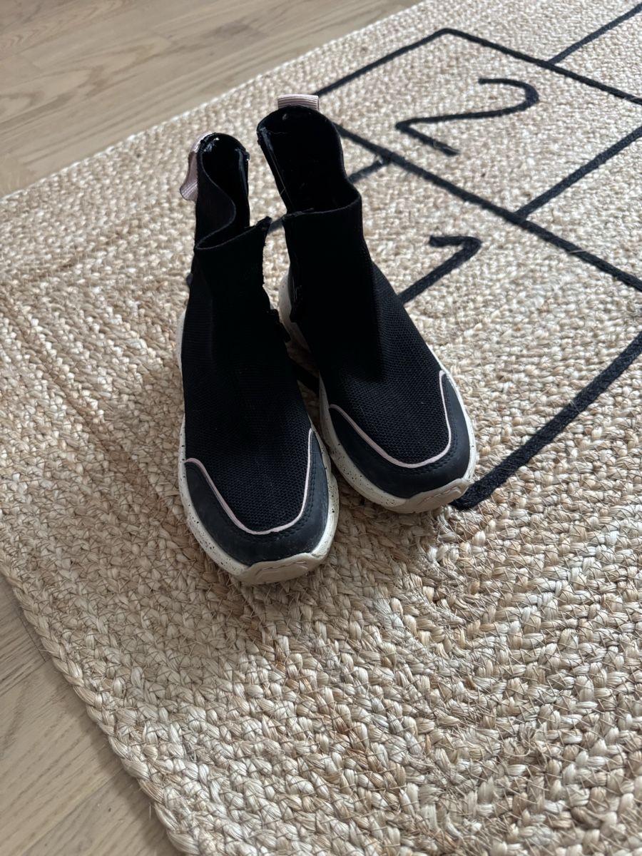 Scarpe per ragazze: Turnschuh gr 29 – Usato da Lufingen venduto da FilipaPCD