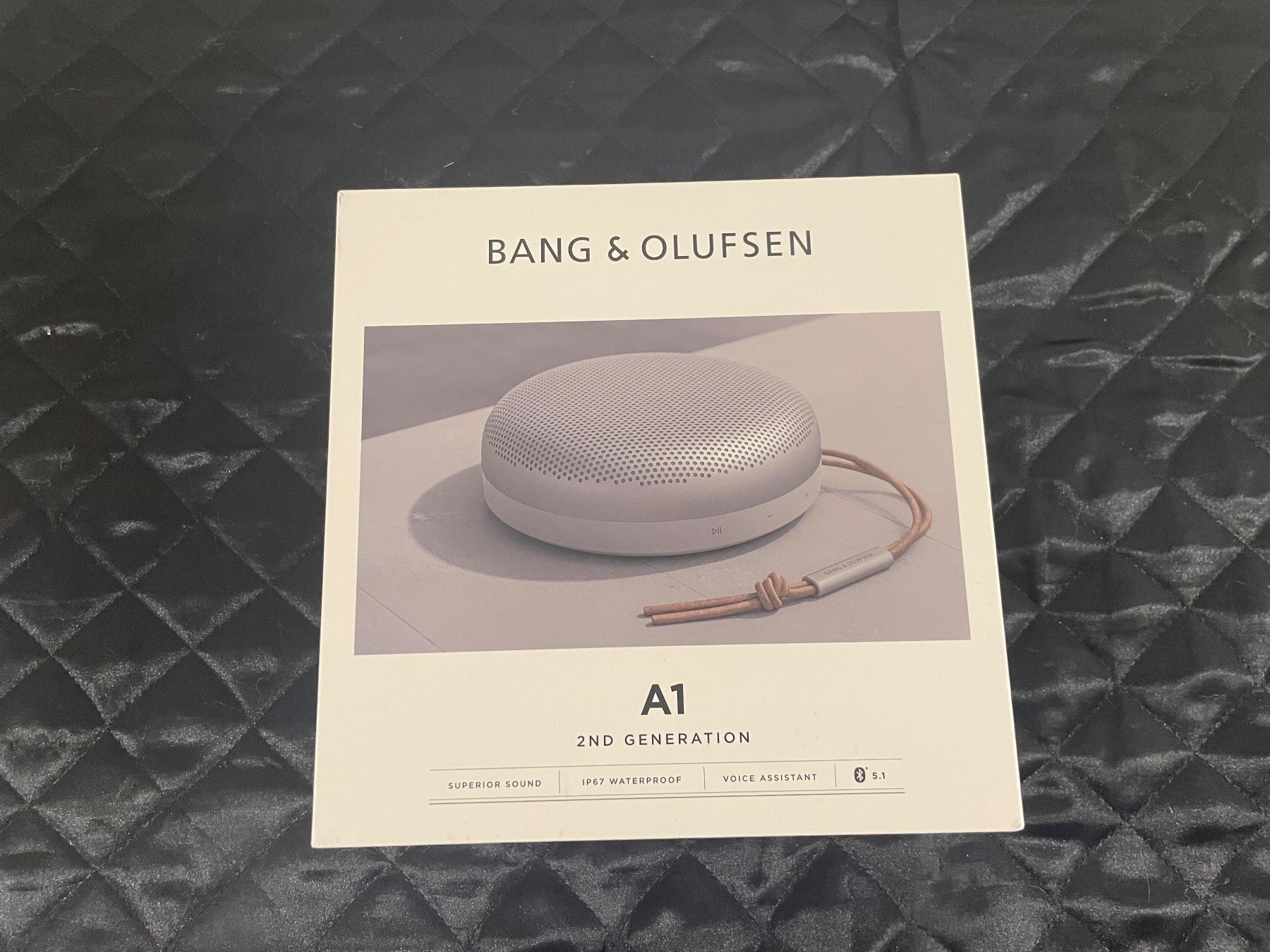 Bang & Olufsen Lautsprecher: B&O Beosound A1 2nd Gen Grey Mist – Neu und originalverpackt aus Kirchberg SG von EPGaemperle