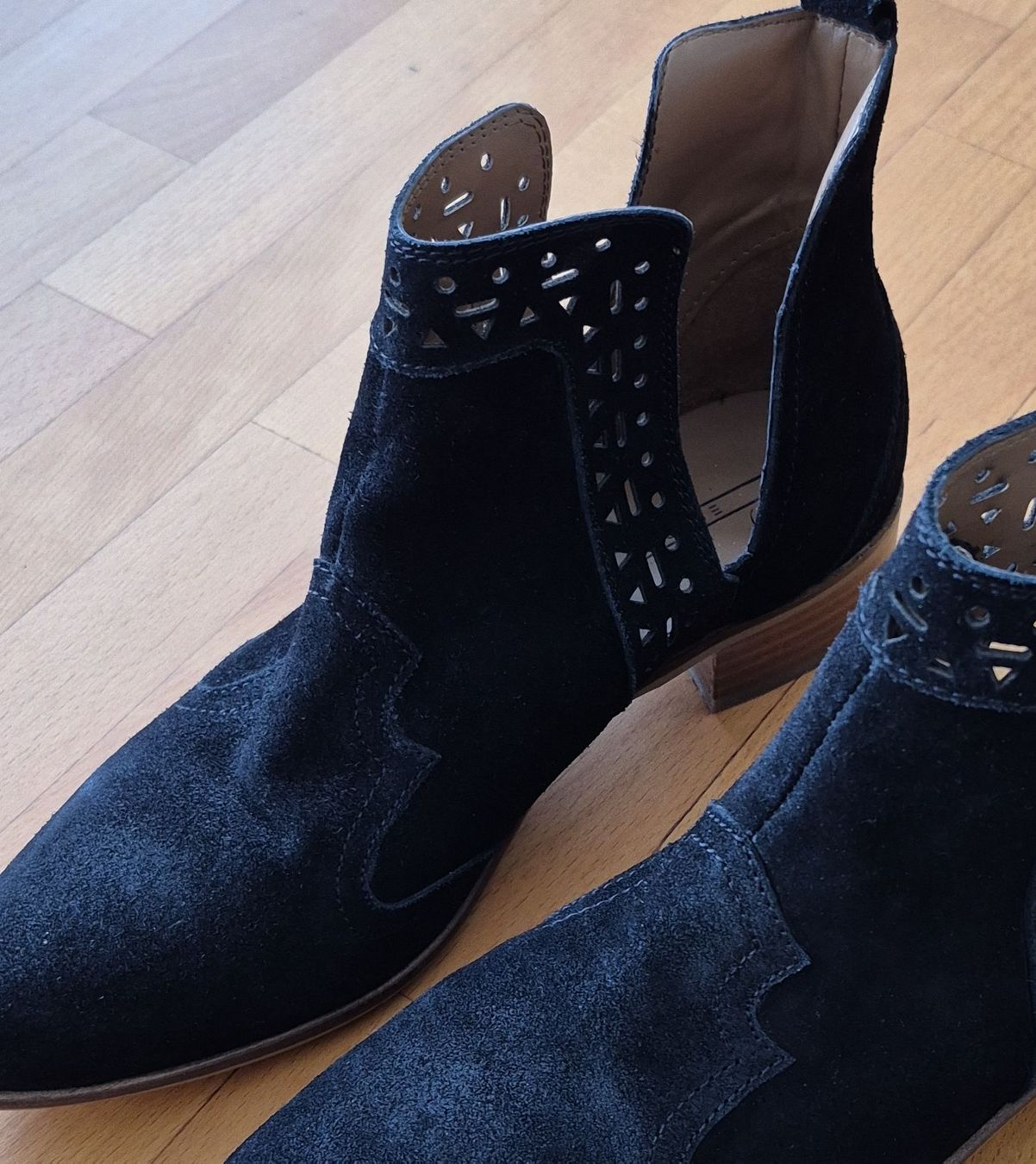 Scarpe da donna: Schwarze Wildleder Stiefeletten Gr. 38 - – Nuovo (secondo la descrizione) da Wädenswil venduto da Orso31