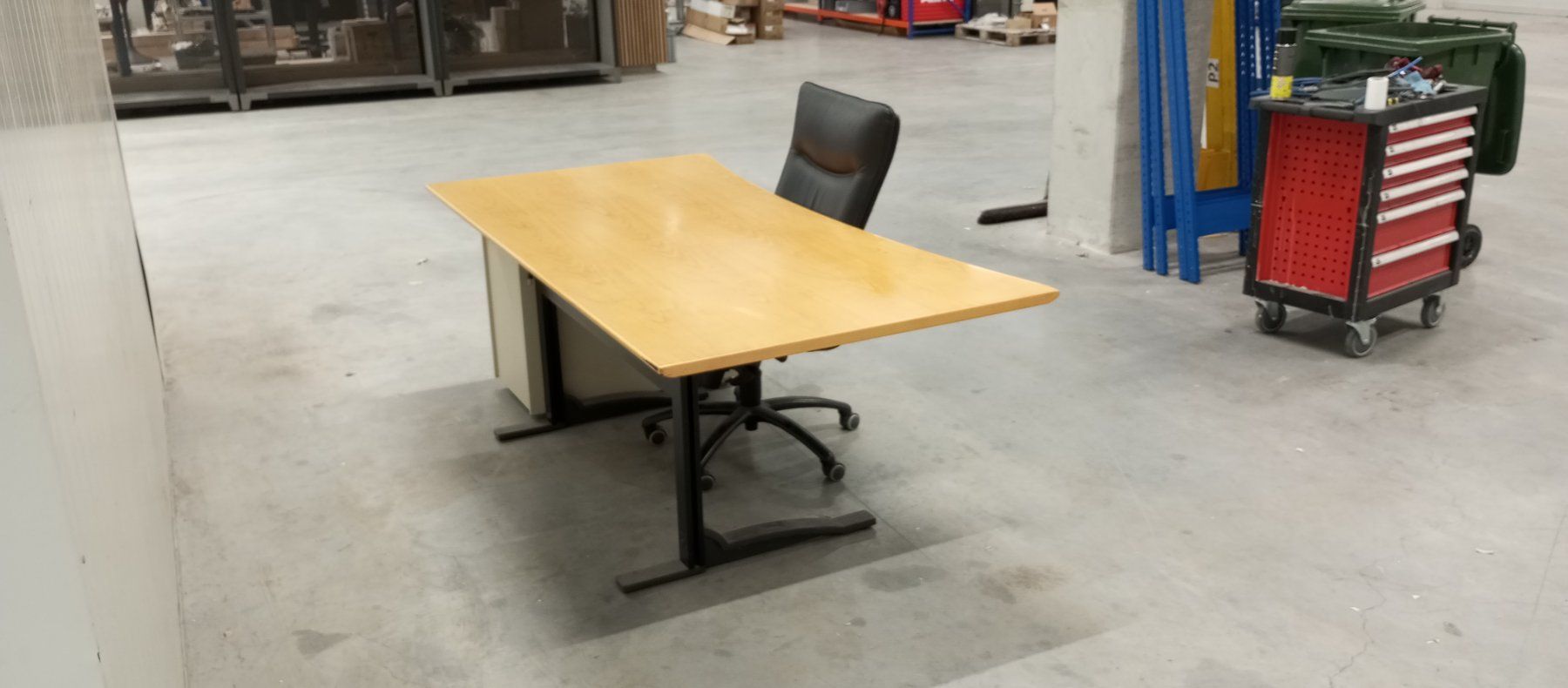 Set di tavolo e panche: Gebrauchter Bürotisch mit Rollcontainer und Bürostuhl – Usato da Salez venduto da tor_ptj8 1