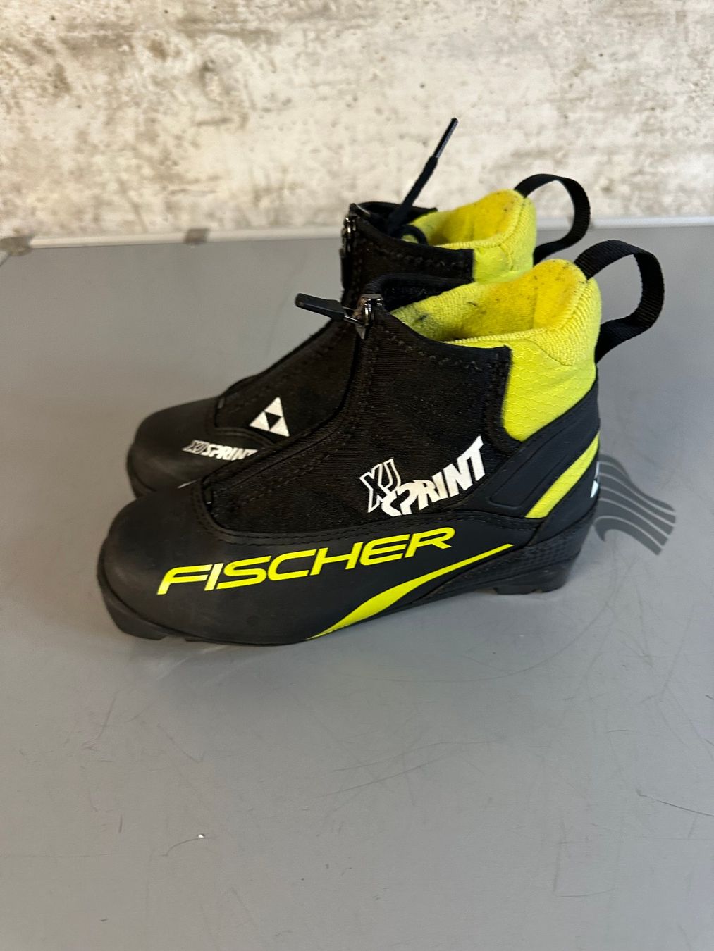Scarpe per ragazzi: Fischer Kinder Langlauf Schuhe Gr. 33 – Usato da Emmenbrücke venduto da karkarkar 1