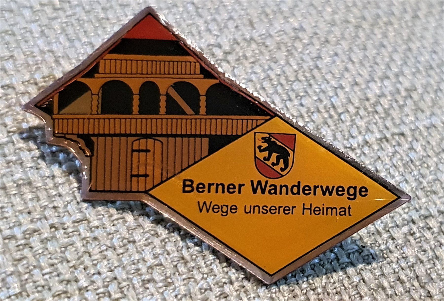 Placchette & Badge: F049  Pin Berner Wanderwege Heimat – Usato da Reinach BL venduto da Boston-Verkauf