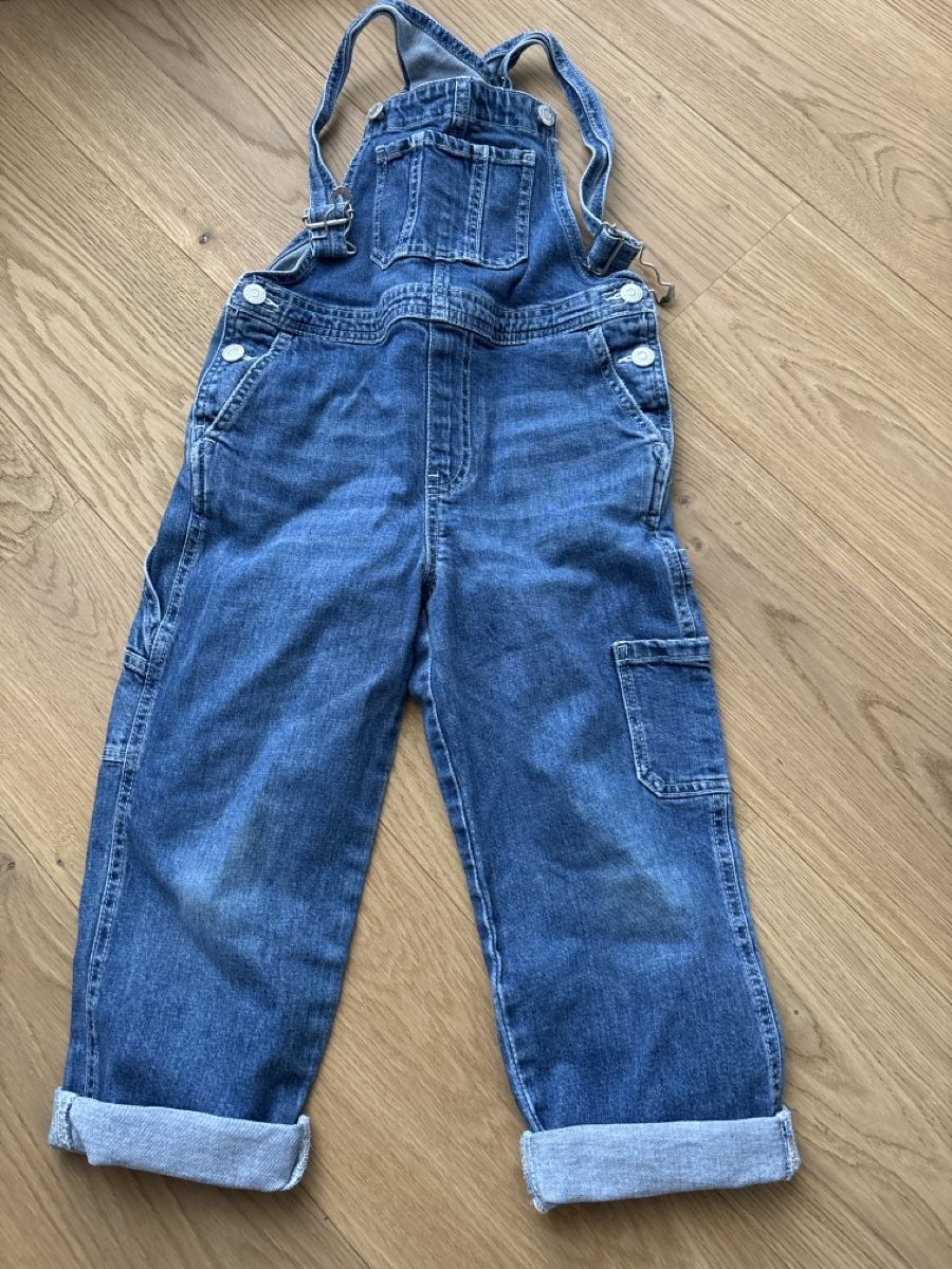 H&M Pantalons: Latzhose Denim Grösse 128 gute Zustand – D'occasion à Zollikerberg par Boston1981
