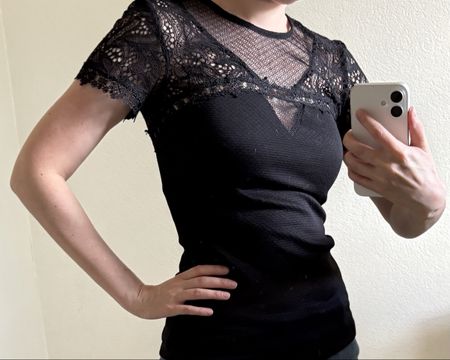 Haut noir dentelle manches courtes taille xs