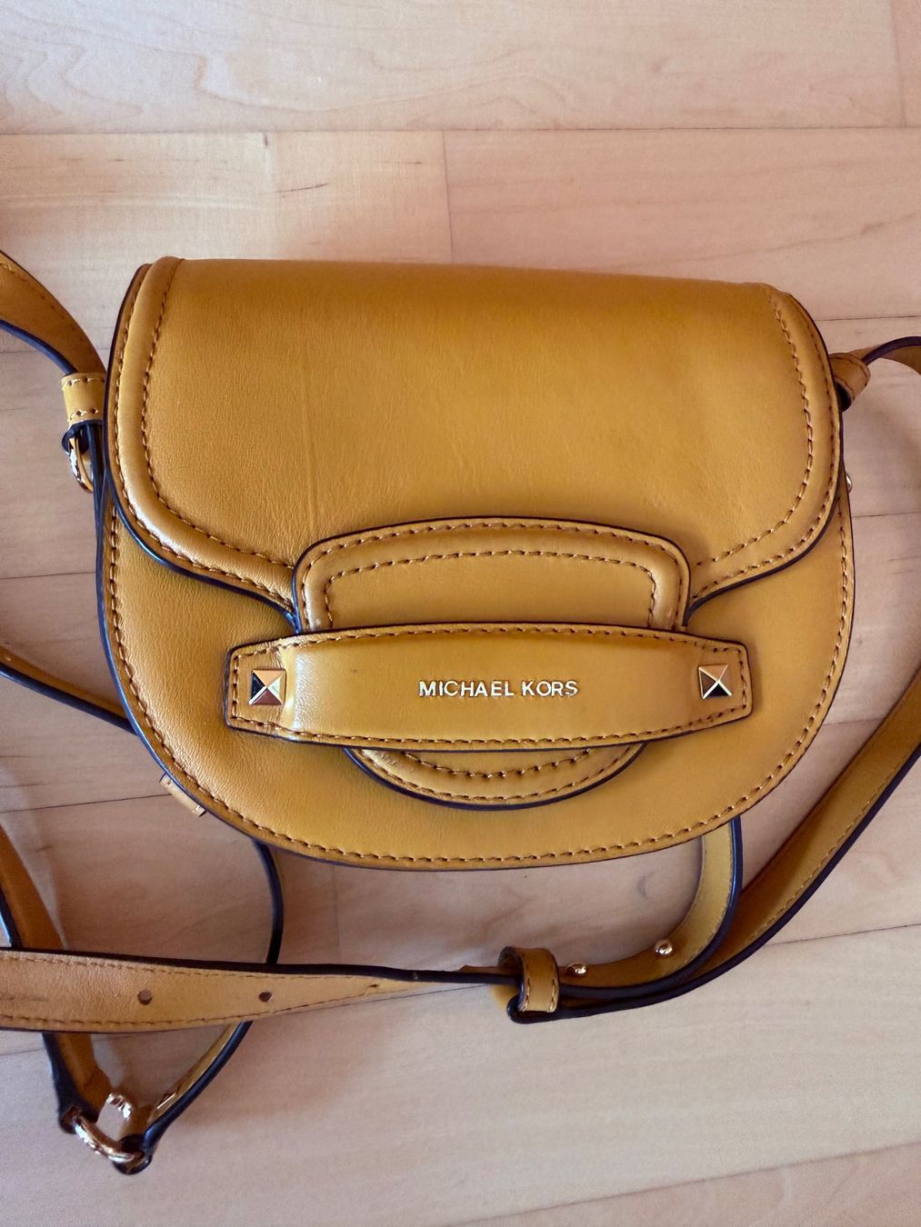 Michael Kors Taschen für Damen: Michael Kors Umhängetasche Ockergelb – Gebraucht aus Uster von Schangnau87 2
