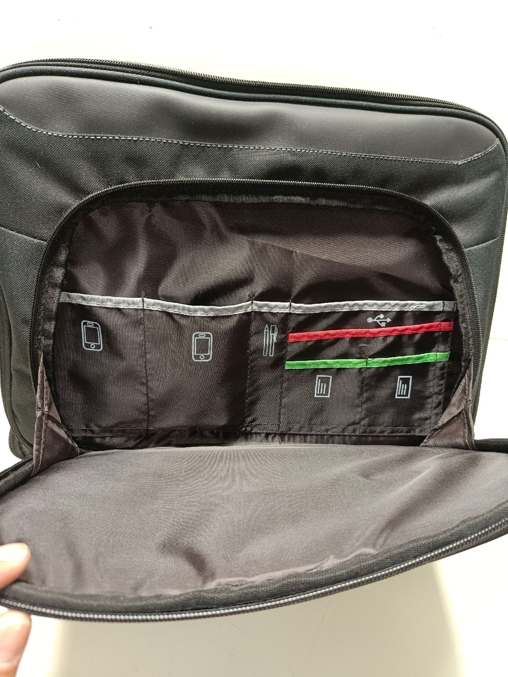Targus Borse: Targus Laptoptasche Schwarz Rot(em76) – Usato da Künten venduto da Schnaepplihuus 1
