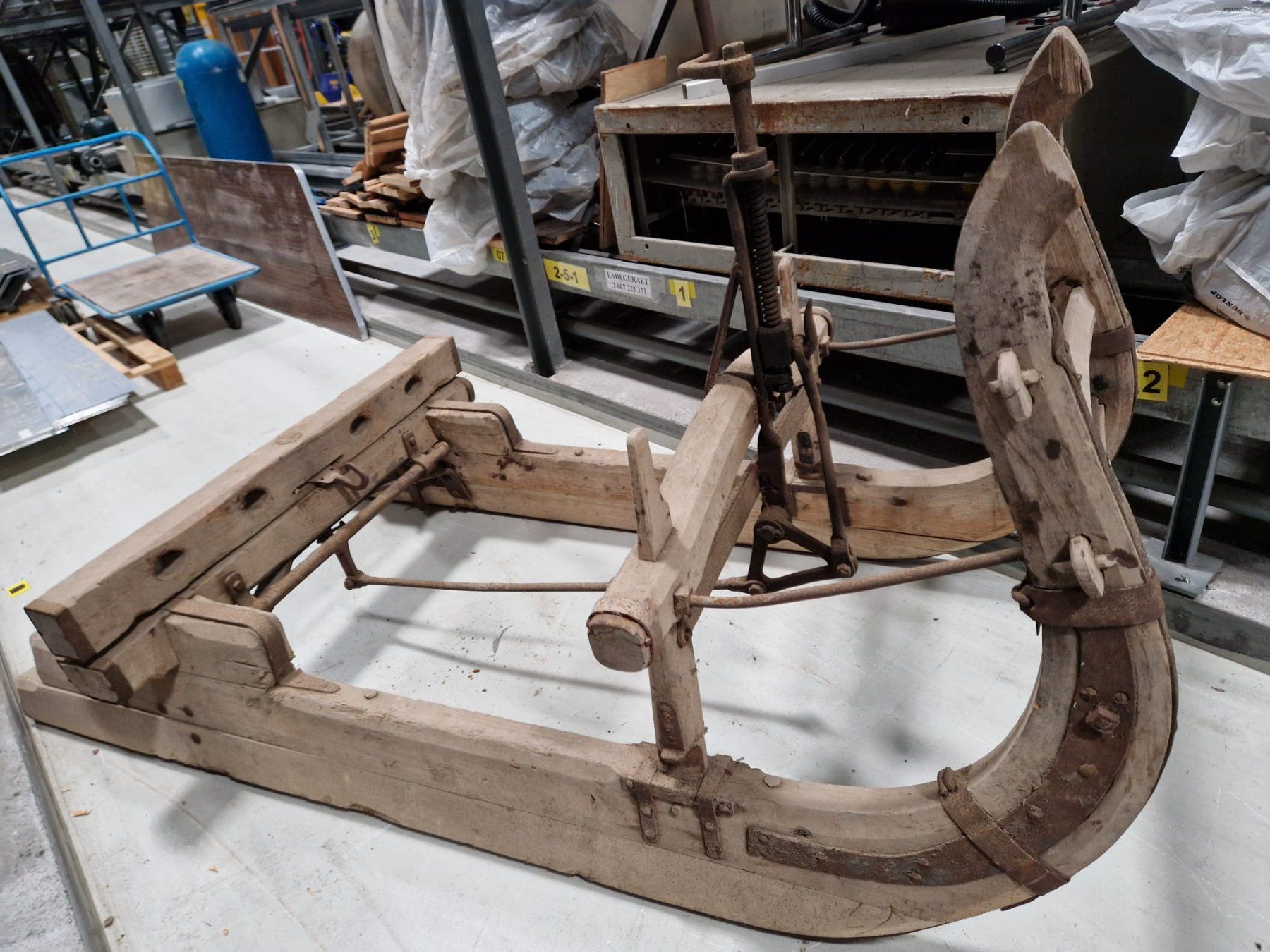 Schlitteln: Antiker Hornschlitten mit Anhänger - ein Museumsstück – Gebraucht aus Solothurn von Csw1 2