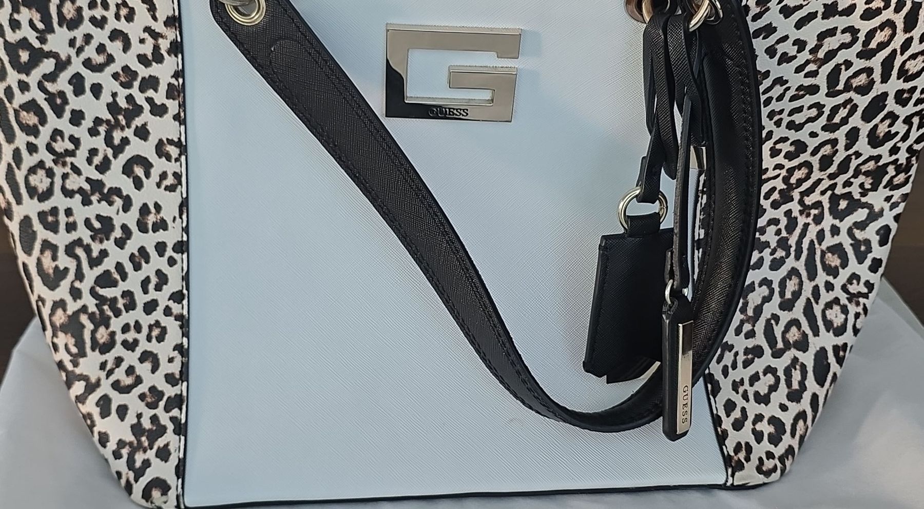 Guess Taschen für Damen: Handtasche Guess weiss Leopardmuster – Gebraucht aus Goldach von Gusi60 1
