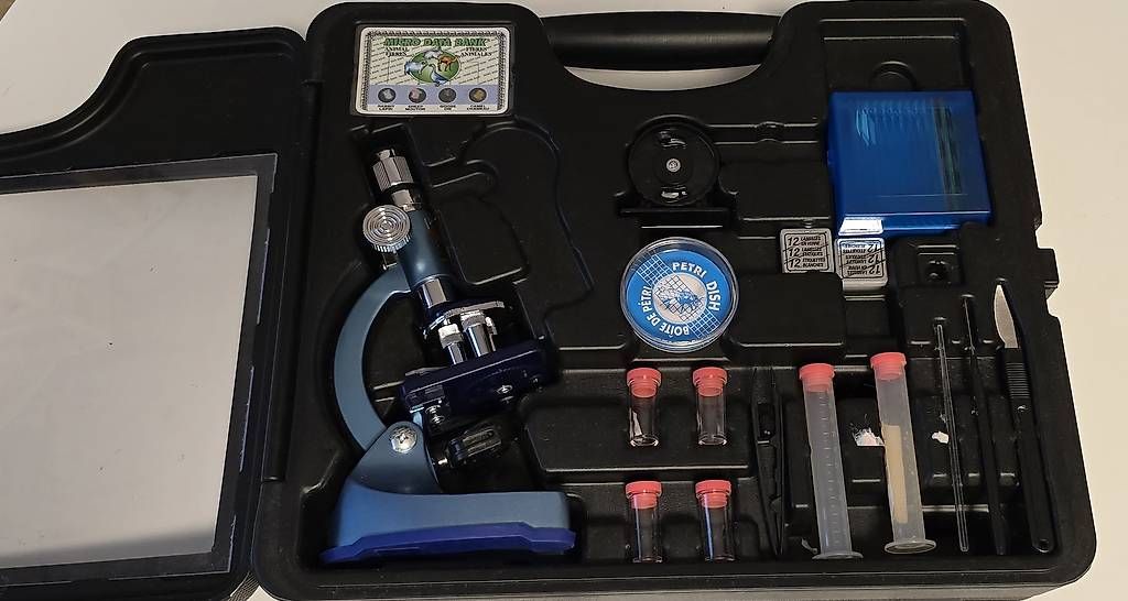 Spielzeuge: Coffret microscope avec nombreux accessoires – Gebraucht aus Plan-les-Ouates von Hornet_18