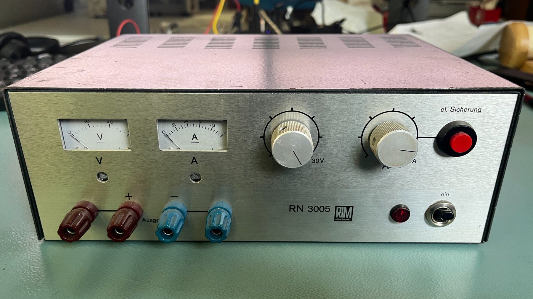 Componenti elettronici: Labornetzgerät 30 V / 1 A – Usato da Saland venduto da Michiwildberg