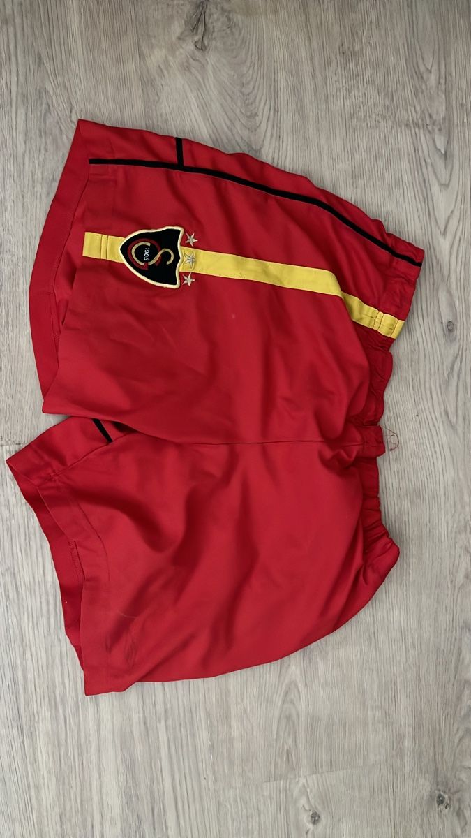 Hosen: Fussball Shorts rot mit Logo Grösse M – Gebraucht aus Therwil von gue_7cyy