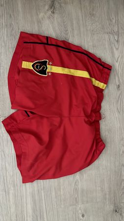Fussball Shorts rot mit Logo Grösse M