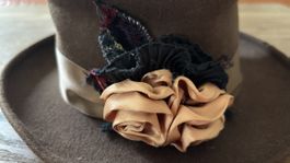 Damenhut Wolle braun m. Blumenschmuck aus Italien