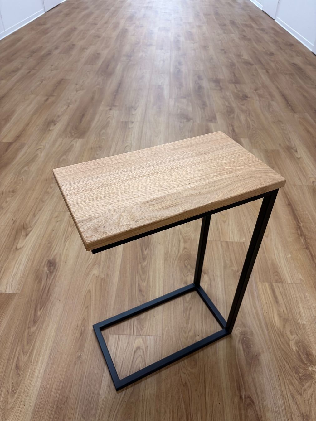 Tables: Handgefertigter Beistelltisch aus Eichenholz 1Stk. – Neuf avec emballage d'origine à Winterthur par ABYER 2