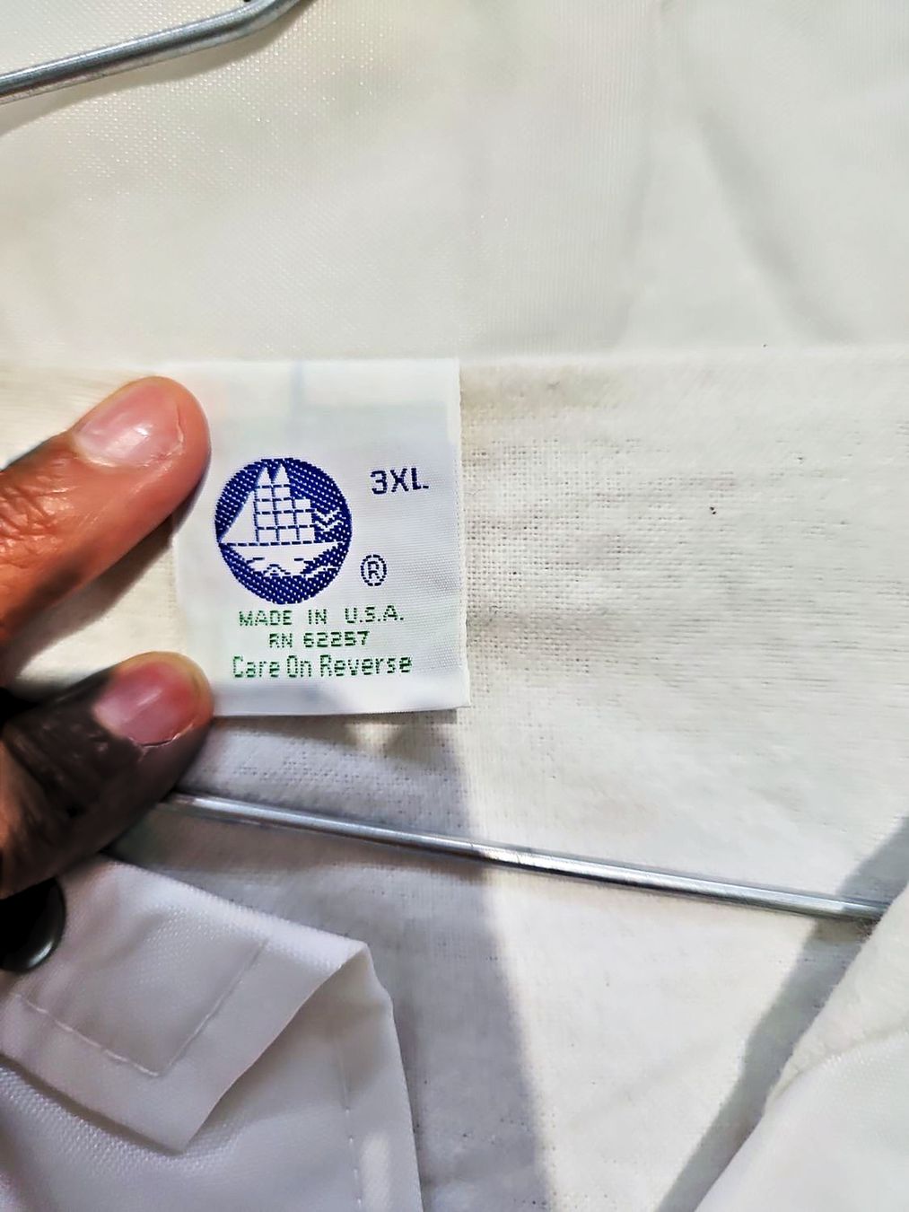 Giacche: Weiße Windbreaker-Jacke mit gesticktem Aufnäher – Usato da Zug venduto da vinokilo 5