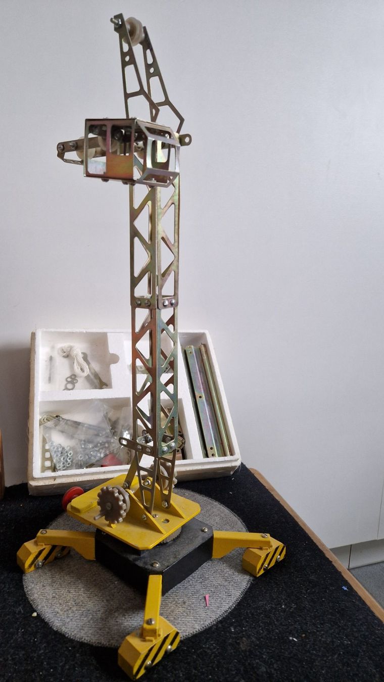 Kit di modellismo & Modellini statici: Technikbausatz Kran zum Fertigbauen – Usato da Hombrechtikon venduto da renejaehne
