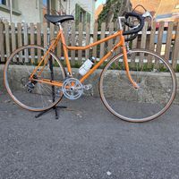 Vintage orangefarbenes Rennrad – bereit für die Frühlingsaus