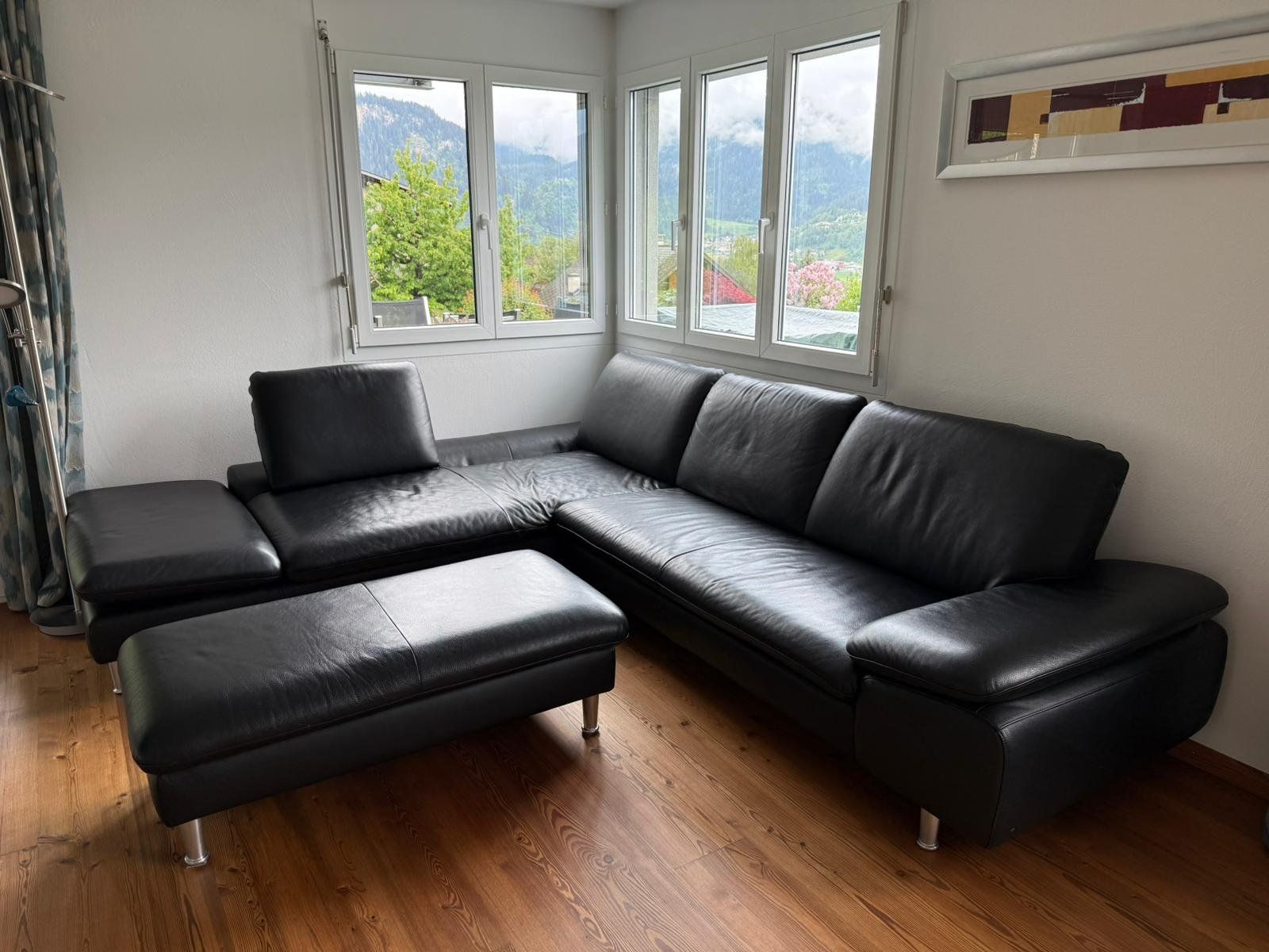 Sofas: Schwarzes Ecksofa mit Hocker, Leder, Top Zustand, Sofas – D'occasion à Scharans par cve_y7cr 1