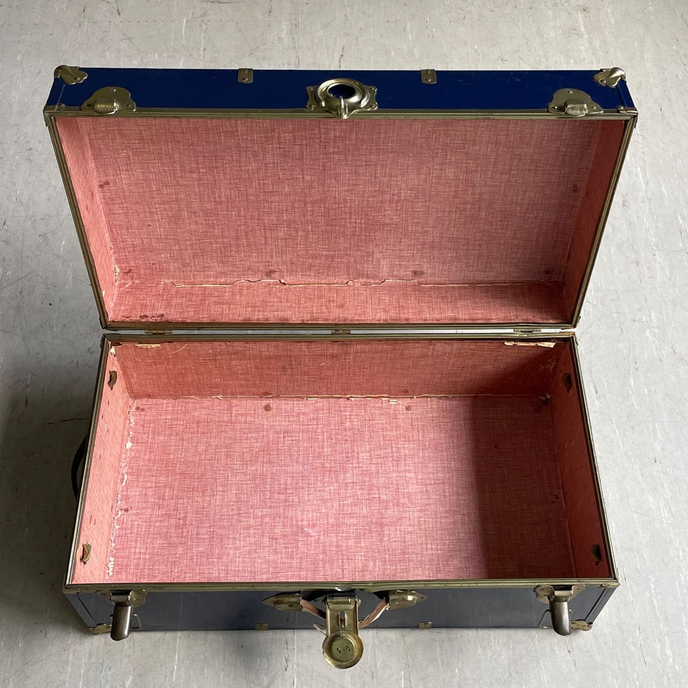 Cassapanche: Alte Truhe / Reisekoffer / Salontisch – Usato da Bern venduto da Modern-Era 6