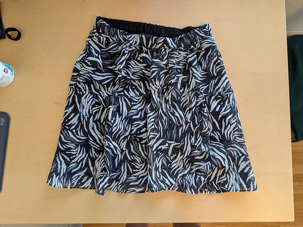 Gonne: The Kooples Rock – Usato da Rütihof venduto da zoe.jpg 2