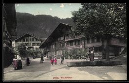 AK Wilderswyl, Platz mit Holzhäusern und Brunnen