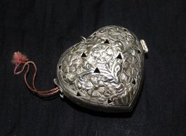 Antike Herzdose aus Silber, floral verziert, Rarität