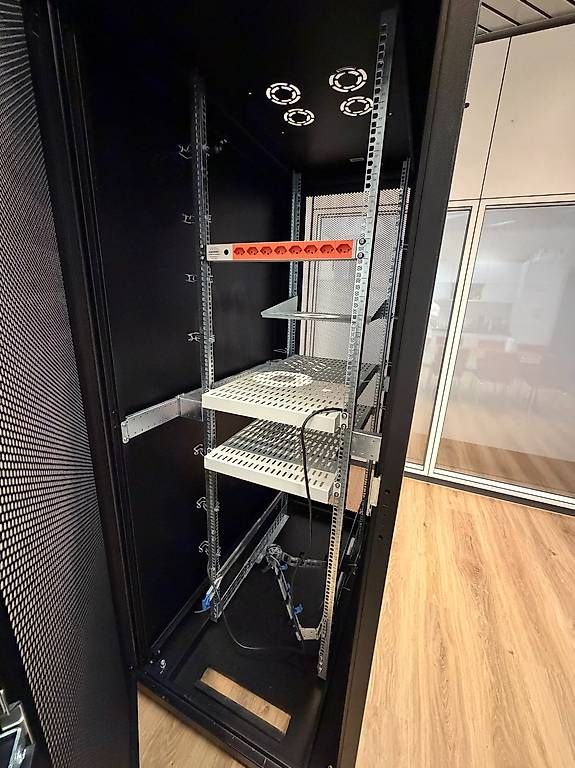 Armadi: Wirewin CAB PERF 800×1200×42U BL – Usato da Baar venduto da ash_sqt2 3
